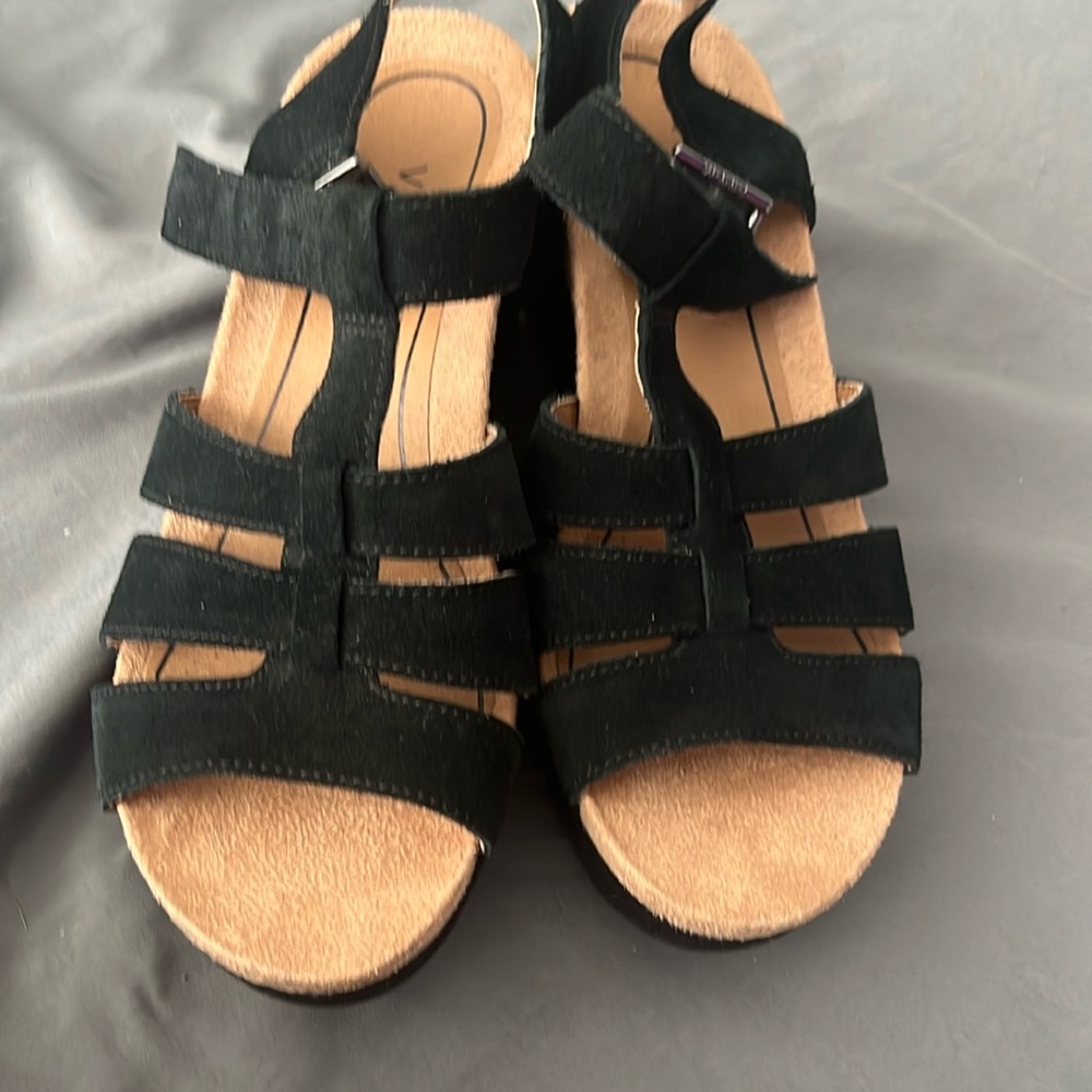 I’m selling some almost brand new vionic shoes ordered them in the wrong size